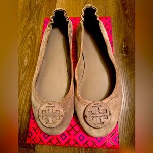 Tory Burch Minnie Travel Ballet Flats in Gray Natural Suede Size 8